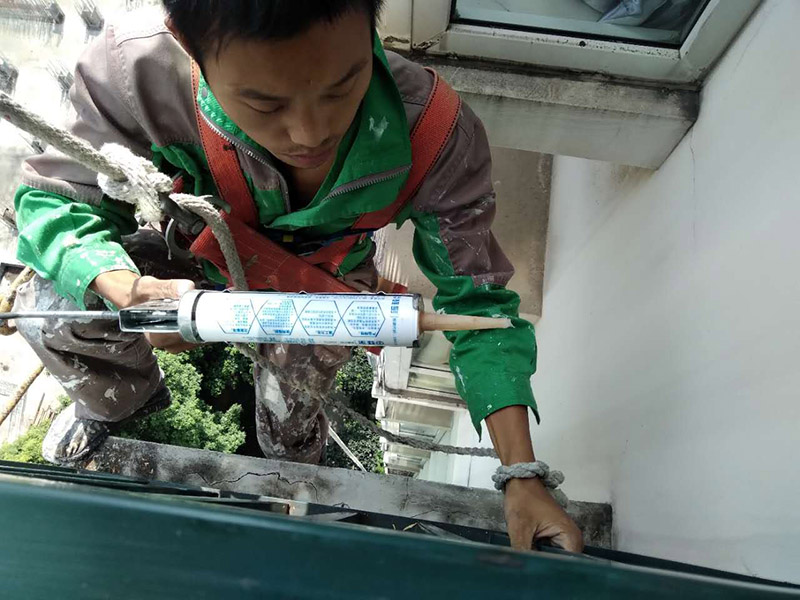 窗戶打膠維修：修補(bǔ)膠是針對(duì)塑鋼在安裝，及運(yùn)輸過程中出現(xiàn)的細(xì)小及明顯的裂縫用來修補(bǔ)的膠，有點(diǎn)像牙膏一樣，使用方法，將修補(bǔ)面徹底清洗干凈，干燥，用美工刀片順著裂縫刮出1-2mm的倒角口，再將膠刮入裂縫中，用刀片修平，待到膠體7分干的時(shí)候再用刀片將裂縫周圍多余的膠修去，如果感覺效果還是不好的話，等到膠體完全干透以后用1500號(hào)以上的水砂紙蘸水輕輕打磨即可。
師傅有專門打膠的工具，打膠完成后要用手抹平！像劑牙膏一樣將修補(bǔ)膠涂在需修正的地方，等干后用鏟鏟平，再用細(xì)紗紙磨平。擠出來直接涂在裂縫上抹平。