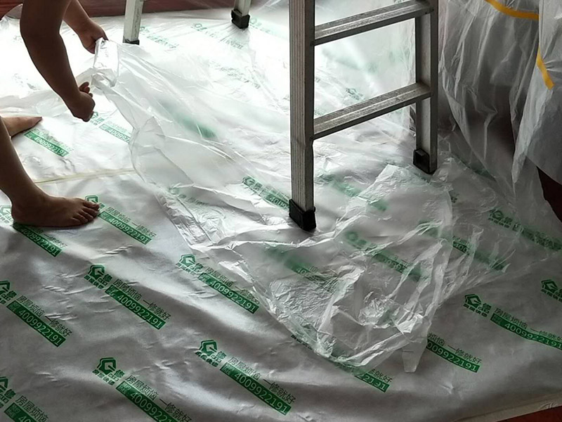 墻面頂部修補：1、看墻面是不是抹灰層已經(jīng)松動，如果松動直接砸掉，重新抹灰直到結(jié)實了為止。2、如果墻面是石膏板墻面就貼紙質(zhì)的繃帶在接縫處。3、如果墻面縫只有幾毫米不補難看可以鏟了膩子，在縫隙補水泥或者石膏（最好攙點膠）。4、搞定了以后貼繃帶刮平膩子。5、等干了后打磨滾刷乳膠漆。對于局部剝落比較嚴重的情況，就有必要考慮是否是墻面基底根本沒做好的原因。將原墻體鏟除至墻面基層，用界面劑或者封固底漆重新涂刷一遍，再按照粉刷石膏找平、貼網(wǎng)格布(加固防裂)、批刮墻襯三遍后打磨平整，整個基層質(zhì)量此時就會好很多。