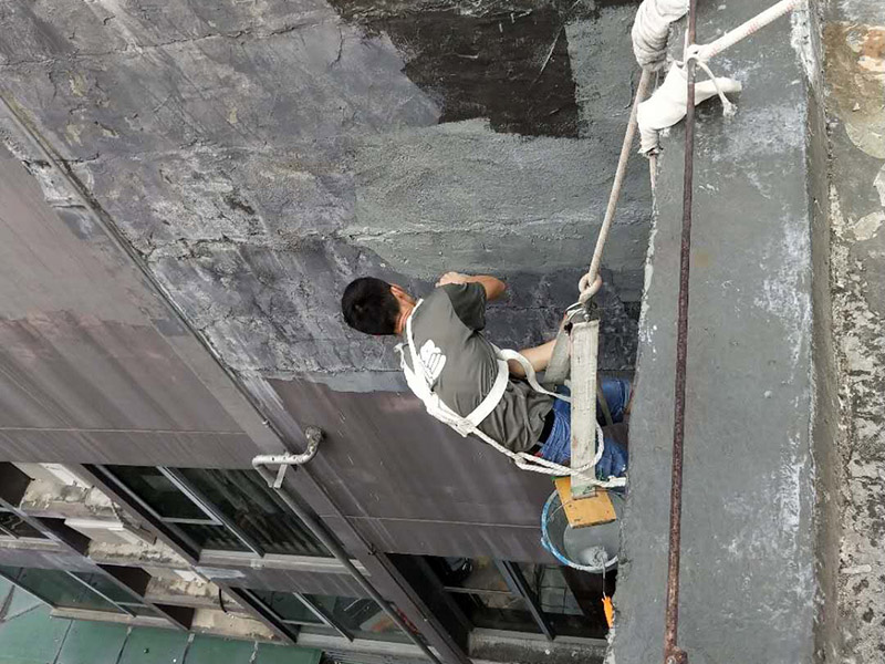 外墻防水維修：1、基層處理：首先要將基層表面的灰塵等清理干凈，一些脆裂的舊層和不耐水的涂層要鏟除，如果有凹處可以用水泥砂漿抹平，小的孔洞和裂縫用水泥乳修補(bǔ)好。 2、刷底膠： 刷底膠時(shí)，先要將墻面專用的膠水按照說明上的比例上加水進(jìn)行稀釋，然后在基層處理好的墻面上用輥筒均勻地涂刷一至二遍膠水打底，涂層膠水要均勻，也不能涂得過多和過少。 3、局部補(bǔ)膩?zhàn)樱夯鶎哟虻赘稍锖?，用膩?zhàn)诱已a(bǔ)不平之處，干后砂平。成品膩?zhàn)邮褂们皯?yīng)攪勻，膩?zhàn)悠頃r(shí)可酌量加清水調(diào)節(jié)。 4、滿刮膩?zhàn)樱簩⒄{(diào)配好的膩?zhàn)臃旁谕邪迳希孟鹌す伟暹M(jìn)行涂刷，建議從上往下涂，基層一般要涂刷2-3遍，每一遍的膩?zhàn)硬荒芴?，膩?zhàn)油克⒑笠皶r(shí)用砂紙打磨，打磨時(shí)力底要適中，不能有波浪形等，打磨好后掃去灰塵就可以了。 5、刷底涂料：底料按照產(chǎn)品說明書進(jìn)行稀釋然后攪拌均勻，用滾筒在墻面涂刷，要均勻，不要漏刷，也不能刷得太厚，底料干后如果有要修補(bǔ)的地方，建議用膩?zhàn)有迯?fù)然后砂平。