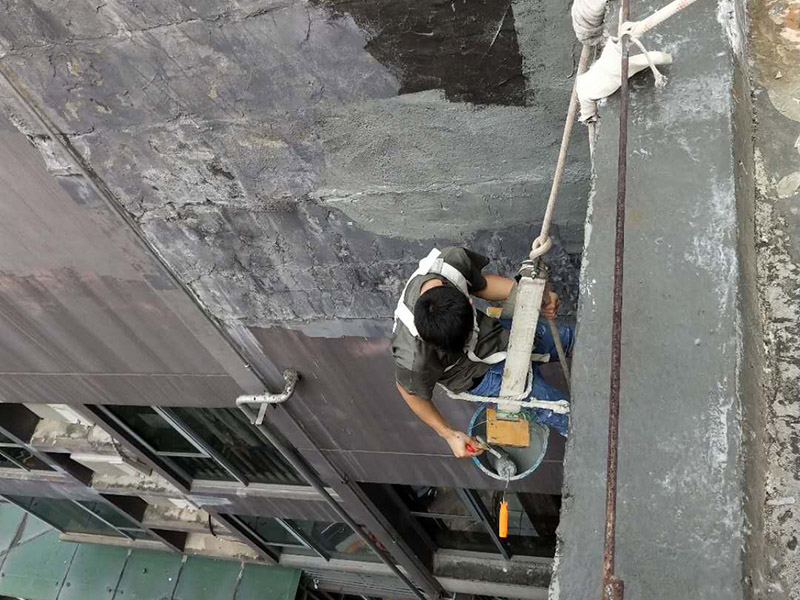 外墻防水維修：1、基層處理：首先要將基層表面的灰塵等清理干凈，一些脆裂的舊層和不耐水的涂層要鏟除，如果有凹處可以用水泥砂漿抹平，小的孔洞和裂縫用水泥乳修補(bǔ)好。 2、刷底膠： 刷底膠時(shí)，先要將墻面專用的膠水按照說明上的比例上加水進(jìn)行稀釋，然后在基層處理好的墻面上用輥筒均勻地涂刷一至二遍膠水打底，涂層膠水要均勻，也不能涂得過多和過少。 3、局部補(bǔ)膩?zhàn)樱夯鶎哟虻赘稍锖?，用膩?zhàn)诱已a(bǔ)不平之處，干后砂平。成品膩?zhàn)邮褂们皯?yīng)攪勻，膩?zhàn)悠頃r(shí)可酌量加清水調(diào)節(jié)。 4、滿刮膩?zhàn)樱簩⒄{(diào)配好的膩?zhàn)臃旁谕邪迳?，用橡皮刮板進(jìn)行涂刷，建議從上往下涂，基層一般要涂刷2-3遍，每一遍的膩?zhàn)硬荒芴瘢佔(zhàn)油克⒑笠皶r(shí)用砂紙打磨，打磨時(shí)力底要適中，不能有波浪形等，打磨好后掃去灰塵就可以了。 5、刷底涂料：底料按照產(chǎn)品說明書進(jìn)行稀釋然后攪拌均勻，用滾筒在墻面涂刷，要均勻，不要漏刷，也不能刷得太厚，底料干后如果有要修補(bǔ)的地方，建議用膩?zhàn)有迯?fù)然后砂平。