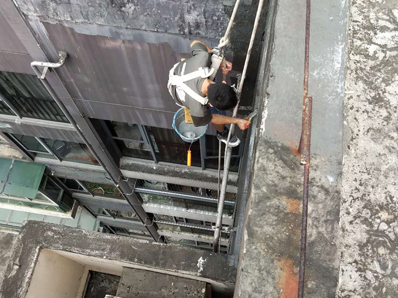 外墻防水維修：1、基層處理：首先要將基層表面的灰塵等清理干凈，一些脆裂的舊層和不耐水的涂層要鏟除，如果有凹處可以用水泥砂漿抹平，小的孔洞和裂縫用水泥乳修補(bǔ)好。 2、刷底膠： 刷底膠時(shí)，先要將墻面專用的膠水按照說明上的比例上加水進(jìn)行稀釋，然后在基層處理好的墻面上用輥筒均勻地涂刷一至二遍膠水打底，涂層膠水要均勻，也不能涂得過多和過少。 3、局部補(bǔ)膩?zhàn)樱夯鶎哟虻赘稍锖?，用膩?zhàn)诱已a(bǔ)不平之處，干后砂平。成品膩?zhàn)邮褂们皯?yīng)攪勻，膩?zhàn)悠頃r(shí)可酌量加清水調(diào)節(jié)。 4、滿刮膩?zhàn)樱簩⒄{(diào)配好的膩?zhàn)臃旁谕邪迳?，用橡皮刮板進(jìn)行涂刷，建議從上往下涂，基層一般要涂刷2-3遍，每一遍的膩?zhàn)硬荒芴?，膩?zhàn)油克⒑笠皶r(shí)用砂紙打磨，打磨時(shí)力底要適中，不能有波浪形等，打磨好后掃去灰塵就可以了。 5、刷底涂料：底料按照產(chǎn)品說明書進(jìn)行稀釋然后攪拌均勻，用滾筒在墻面涂刷，要均勻，不要漏刷，也不能刷得太厚，底料干后如果有要修補(bǔ)的地方，建議用膩?zhàn)有迯?fù)然后砂平。