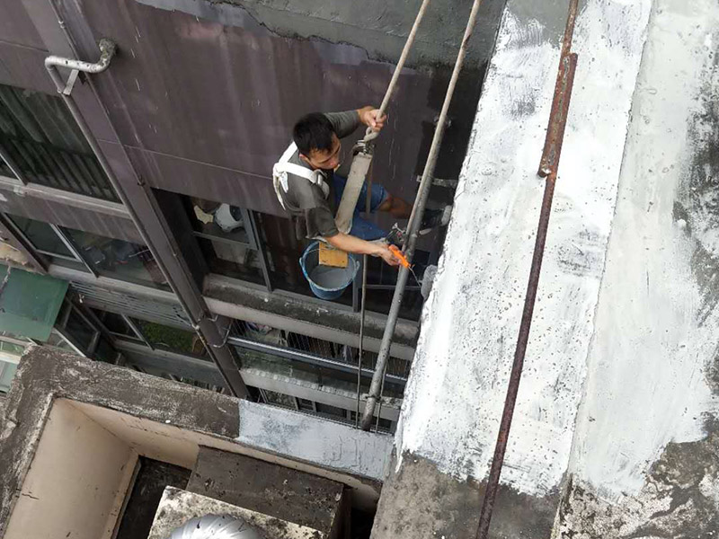 外墻防水維修：1、基層處理：首先要將基層表面的灰塵等清理干凈，一些脆裂的舊層和不耐水的涂層要鏟除，如果有凹處可以用水泥砂漿抹平，小的孔洞和裂縫用水泥乳修補(bǔ)好。 2、刷底膠： 刷底膠時(shí)，先要將墻面專用的膠水按照說明上的比例上加水進(jìn)行稀釋，然后在基層處理好的墻面上用輥筒均勻地涂刷一至二遍膠水打底，涂層膠水要均勻，也不能涂得過多和過少。 3、局部補(bǔ)膩?zhàn)樱夯鶎哟虻赘稍锖螅媚佔(zhàn)诱已a(bǔ)不平之處，干后砂平。成品膩?zhàn)邮褂们皯?yīng)攪勻，膩?zhàn)悠頃r(shí)可酌量加清水調(diào)節(jié)。 4、滿刮膩?zhàn)樱簩⒄{(diào)配好的膩?zhàn)臃旁谕邪迳?，用橡皮刮板進(jìn)行涂刷，建議從上往下涂，基層一般要涂刷2-3遍，每一遍的膩?zhàn)硬荒芴?，膩?zhàn)油克⒑笠皶r(shí)用砂紙打磨，打磨時(shí)力底要適中，不能有波浪形等，打磨好后掃去灰塵就可以了。 5、刷底涂料：底料按照產(chǎn)品說明書進(jìn)行稀釋然后攪拌均勻，用滾筒在墻面涂刷，要均勻，不要漏刷，也不能刷得太厚，底料干后如果有要修補(bǔ)的地方，建議用膩?zhàn)有迯?fù)然后砂平。