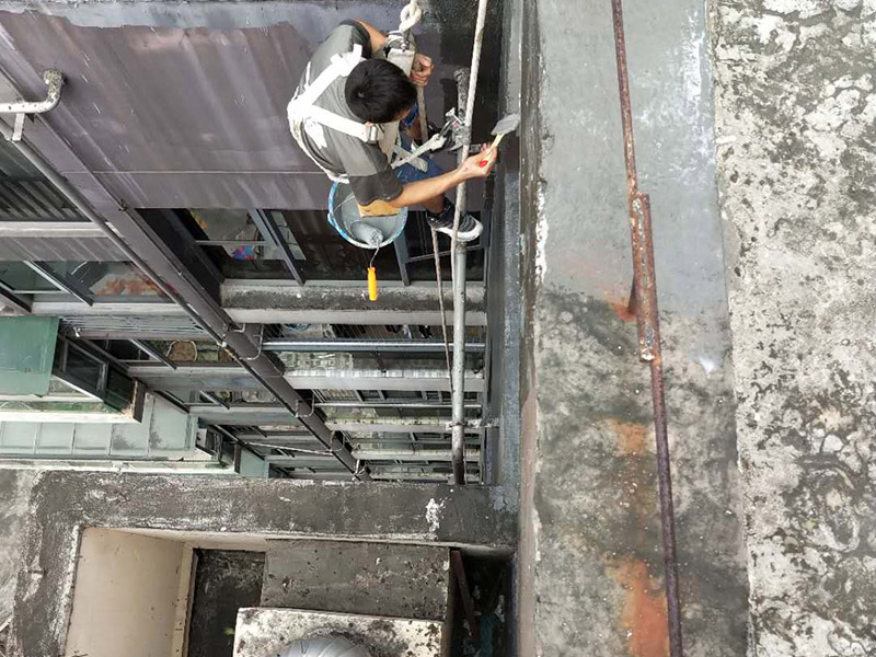 外墻防水維修：1、基層處理：首先要將基層表面的灰塵等清理干凈，一些脆裂的舊層和不耐水的涂層要鏟除，如果有凹處可以用水泥砂漿抹平，小的孔洞和裂縫用水泥乳修補(bǔ)好。 2、刷底膠： 刷底膠時(shí)，先要將墻面專用的膠水按照說明上的比例上加水進(jìn)行稀釋，然后在基層處理好的墻面上用輥筒均勻地涂刷一至二遍膠水打底，涂層膠水要均勻，也不能涂得過多和過少。 3、局部補(bǔ)膩?zhàn)樱夯鶎哟虻赘稍锖?，用膩?zhàn)诱已a(bǔ)不平之處，干后砂平。成品膩?zhàn)邮褂们皯?yīng)攪勻，膩?zhàn)悠頃r(shí)可酌量加清水調(diào)節(jié)。 4、滿刮膩?zhàn)樱簩⒄{(diào)配好的膩?zhàn)臃旁谕邪迳?，用橡皮刮板進(jìn)行涂刷，建議從上往下涂，基層一般要涂刷2-3遍，每一遍的膩?zhàn)硬荒芴?，膩?zhàn)油克⒑笠皶r(shí)用砂紙打磨，打磨時(shí)力底要適中，不能有波浪形等，打磨好后掃去灰塵就可以了。 5、刷底涂料：底料按照產(chǎn)品說明書進(jìn)行稀釋然后攪拌均勻，用滾筒在墻面涂刷，要均勻，不要漏刷，也不能刷得太厚，底料干后如果有要修補(bǔ)的地方，建議用膩?zhàn)有迯?fù)然后砂平。