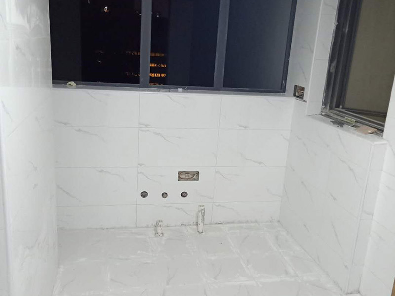 衛(wèi)生間瓷磚鋪貼：基層處理：把沾在基層上的浮漿、落地灰等用暫子或鋼絲刷清理掉，再用掃帚將浮土清掃干凈。找標(biāo)高：根據(jù)水平標(biāo)準(zhǔn)線和設(shè)計(jì)厚度，在四周墻、柱上彈出面層的上平標(biāo)高控制線。排磚：將房間依照磚的尺寸留縫大小，排出磚的放置位置，并在基層地面彈出十字控制線和分格線。鋪設(shè)結(jié)合層砂漿：鋪設(shè)前應(yīng)將基底濕潤，并在基底上刷一道素水泥漿或界面結(jié)合劑，隨刷隨鋪設(shè)攪拌均勻的干硬性水泥砂漿。鋪磚時(shí)應(yīng)先在房間中間按照十字線鋪設(shè)十字控制磚，之后按照十字控制磚向四周鋪設(shè)，并隨時(shí)用2m靠尺和水平尺檢查平整度。大面積鋪貼時(shí)應(yīng)分段、分部位鋪貼。養(yǎng)護(hù)：當(dāng)磚面層鋪貼完24h內(nèi)應(yīng)開始澆水養(yǎng)護(hù)，養(yǎng)護(hù)時(shí)間不得小于7d。