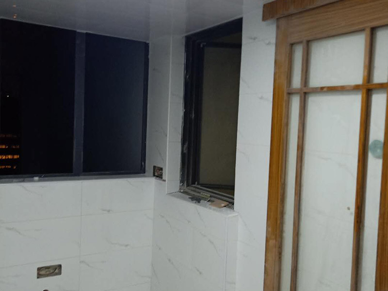 衛(wèi)生間瓷磚鋪貼：基層處理：把沾在基層上的浮漿、落地灰等用暫子或鋼絲刷清理掉，再用掃帚將浮土清掃干凈。找標(biāo)高：根據(jù)水平標(biāo)準(zhǔn)線和設(shè)計(jì)厚度，在四周墻、柱上彈出面層的上平標(biāo)高控制線。排磚：將房間依照磚的尺寸留縫大小，排出磚的放置位置，并在基層地面彈出十字控制線和分格線。鋪設(shè)結(jié)合層砂漿：鋪設(shè)前應(yīng)將基底濕潤，并在基底上刷一道素水泥漿或界面結(jié)合劑，隨刷隨鋪設(shè)攪拌均勻的干硬性水泥砂漿。鋪磚時(shí)應(yīng)先在房間中間按照十字線鋪設(shè)十字控制磚，之后按照十字控制磚向四周鋪設(shè)，并隨時(shí)用2m靠尺和水平尺檢查平整度。大面積鋪貼時(shí)應(yīng)分段、分部位鋪貼。養(yǎng)護(hù)：當(dāng)磚面層鋪貼完24h內(nèi)應(yīng)開始澆水養(yǎng)護(hù)，養(yǎng)護(hù)時(shí)間不得小于7d。