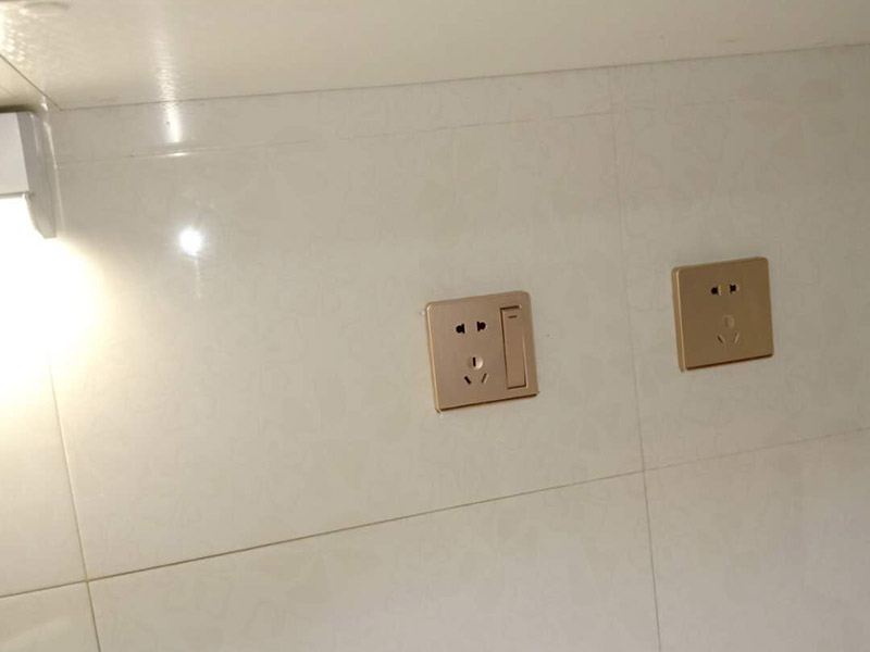 燈具插座安裝：1、吊燈：吊燈安裝在混凝土頂面上時，可采用預埋件、穿透螺栓及脹管螺栓緊固/2、吸頂燈：吸頂燈有圓形、方形或矩形底座（底盤），底座大小不等。3、壁燈根據底座的構造可采用底臺或不用底臺，用底臺時應先固定底臺，然后再將壁燈固定在底臺上。4、筒燈：根據筒燈尺寸、安裝位置在吊頂上劃線鉆孔，將吊頂內預留電源線與筒燈連接通，調整筒燈固定彈簧片的蝶形螺母，使彈簧片的高度與吊頂厚度相同，把筒燈推入吊頂開孔處 , 并裝上合適的燈泡。