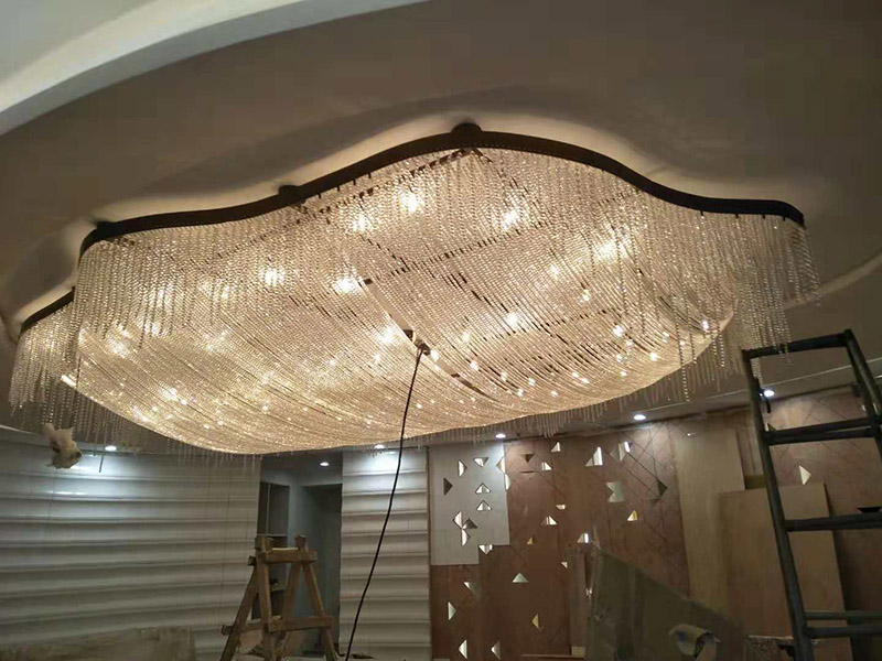 大型吊燈安裝：首先大致尺寸要測量好，確定位置；然后石膏板上鉆孔，然后埋設(shè)鐵件五金配件或者木條，用黏貼劑或者水泥漿將空洞的周邊補(bǔ)齊，等到差不多干燥了再接下來做。接著把鐵件或者木條固定，這是吊燈安裝的重要步驟，如果沒有固定好，使用壽命會受到影響。電線通過吊桿引入到燈芯里面，如果配套燈帶使用開關(guān)的，穿線的時候要注意線路的走向。最后就是燈罩、燈臂的安裝。用看、螺絲刀等工具將燈罩組裝好，安裝好后，通電試試就可以了，根據(jù)實際情況稍微調(diào)整下。