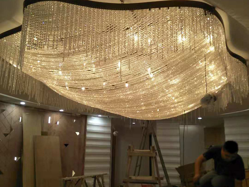 大型吊燈安裝：首先大致尺寸要測量好，確定位置；然后石膏板上鉆孔，然后埋設(shè)鐵件五金配件或者木條，用黏貼劑或者水泥漿將空洞的周邊補(bǔ)齊，等到差不多干燥了再接下來做。接著把鐵件或者木條固定，這是吊燈安裝的重要步驟，如果沒有固定好，使用壽命會受到影響。電線通過吊桿引入到燈芯里面，如果配套燈帶使用開關(guān)的，穿線的時候要注意線路的走向。最后就是燈罩、燈臂的安裝。用看、螺絲刀等工具將燈罩組裝好，安裝好后，通電試試就可以了，根據(jù)實際情況稍微調(diào)整下。