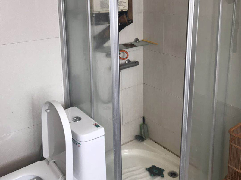 淋浴房維修：.如果淋浴房有底盆，那么首先將底盆安裝好。先將底盆零件組合起來，然后調(diào)節(jié)水平位置。底盆盆內(nèi)不能留有積水。底盆的軟管與地漏連接起來，并且連接牢固?？蚣芙Y(jié)構(gòu)安裝好之后將玻璃嵌入，玻璃底部要夾緊鎖在底盆鉆孔位置，并用螺絲將其固定。頂管要安裝在玻璃上方，確定安裝位置用鉆機鉆孔，安裝好固定座后連接頂管。