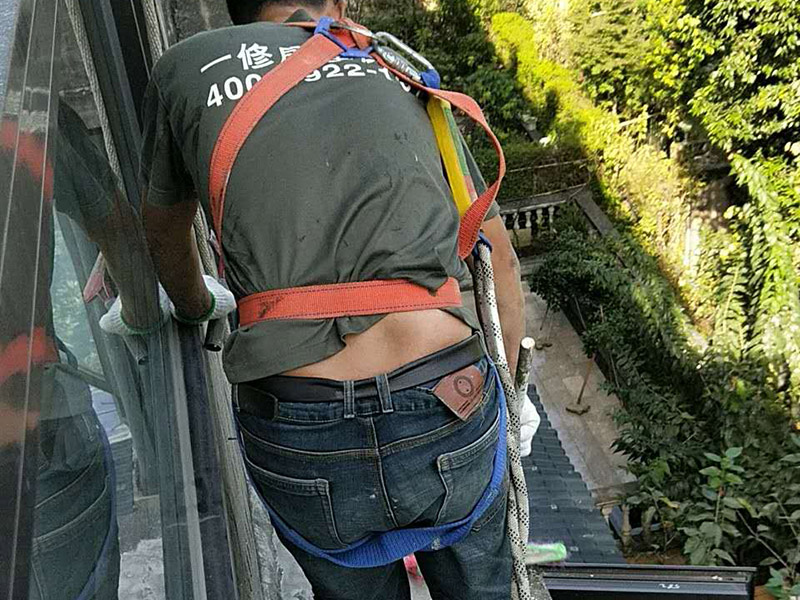 外陽(yáng)臺(tái)防水維修：首先要確保地面有坡度，低的一邊為排水口。然后就是要確保陽(yáng)臺(tái)和客廳或陽(yáng)臺(tái)和起居室至少要有2～3公分的高度差。要使客廳和陽(yáng)臺(tái)有這樣的高度差其實(shí)是很難的，因?yàn)榻ㄖ旧砜赡芨叨炔钪挥?公分左右。陽(yáng)臺(tái)地面要確保排水系統(tǒng)的順暢，特別是陽(yáng)臺(tái)養(yǎng)有植物時(shí)要定期清理，防止排水時(shí)堵塞地漏，以防止積水滲透進(jìn)居室。如果花園有人工照明的也要進(jìn)行防水處理，特別是燈具和防漏電開(kāi)關(guān)，以免雨天發(fā)生漏電時(shí)造成傷害。