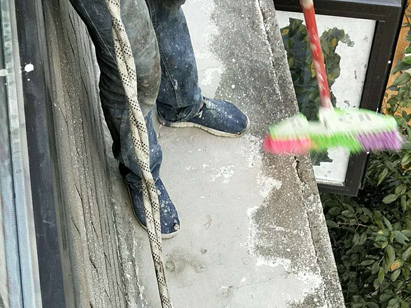 外陽(yáng)臺(tái)防水維修：首先要確保地面有坡度，低的一邊為排水口。然后就是要確保陽(yáng)臺(tái)和客廳或陽(yáng)臺(tái)和起居室至少要有2～3公分的高度差。要使客廳和陽(yáng)臺(tái)有這樣的高度差其實(shí)是很難的，因?yàn)榻ㄖ旧砜赡芨叨炔钪挥?公分左右。陽(yáng)臺(tái)地面要確保排水系統(tǒng)的順暢，特別是陽(yáng)臺(tái)養(yǎng)有植物時(shí)要定期清理，防止排水時(shí)堵塞地漏，以防止積水滲透進(jìn)居室。如果花園有人工照明的也要進(jìn)行防水處理，特別是燈具和防漏電開(kāi)關(guān)，以免雨天發(fā)生漏電時(shí)造成傷害。