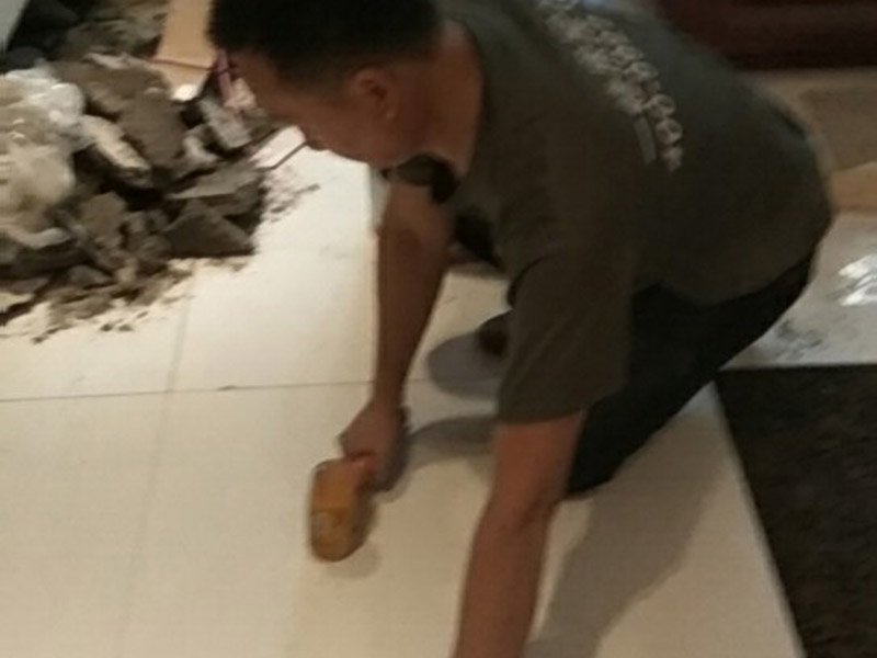 瓷磚重新鋪貼：1、基層處理：把沾在基層上的浮漿、落地灰等用暫子或鋼絲刷清理掉，再用掃帚將浮土清掃干凈。2、找標(biāo)高：根據(jù)水平標(biāo)準(zhǔn)線和設(shè)計(jì)厚度，在四周墻、柱上彈出面層的上平標(biāo)高控制線。3、鋪設(shè)結(jié)合層砂漿：鋪設(shè)前應(yīng)將基底濕潤(rùn)，并在基底上刷一道素水泥漿或界面結(jié)合劑，隨刷隨鋪設(shè)攪拌均勻的干硬性水泥砂漿。4、鋪磚：將磚放置在于拌料上，用橡皮錘找平，之后將磚拿起，在干拌料上澆適量素水泥漿，同時(shí)在磚背面涂厚度約lnm的素水泥膏，再將磚放置在找過(guò)平的干拌料上，用橡皮錘按標(biāo)高控制線和方正控制線坐平坐正。5、養(yǎng)護(hù)：當(dāng)磚面層鋪貼完24h內(nèi)應(yīng)開(kāi)始澆水養(yǎng)護(hù)，養(yǎng)護(hù)時(shí)間不得小于7d。