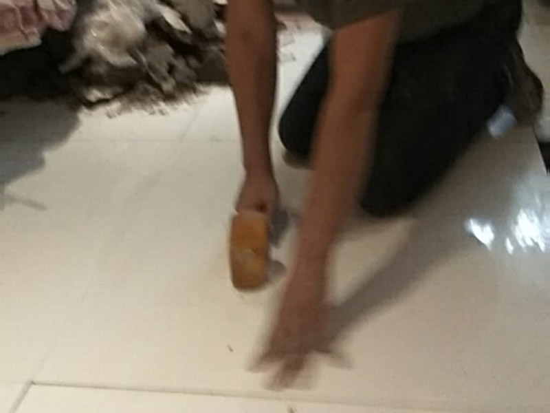 瓷磚重新鋪貼：1、基層處理：把沾在基層上的浮漿、落地灰等用暫子或鋼絲刷清理掉，再用掃帚將浮土清掃干凈。2、找標(biāo)高：根據(jù)水平標(biāo)準(zhǔn)線和設(shè)計(jì)厚度，在四周墻、柱上彈出面層的上平標(biāo)高控制線。3、鋪設(shè)結(jié)合層砂漿：鋪設(shè)前應(yīng)將基底濕潤(rùn)，并在基底上刷一道素水泥漿或界面結(jié)合劑，隨刷隨鋪設(shè)攪拌均勻的干硬性水泥砂漿。4、鋪磚：將磚放置在于拌料上，用橡皮錘找平，之后將磚拿起，在干拌料上澆適量素水泥漿，同時(shí)在磚背面涂厚度約lnm的素水泥膏，再將磚放置在找過(guò)平的干拌料上，用橡皮錘按標(biāo)高控制線和方正控制線坐平坐正。5、養(yǎng)護(hù)：當(dāng)磚面層鋪貼完24h內(nèi)應(yīng)開(kāi)始澆水養(yǎng)護(hù)，養(yǎng)護(hù)時(shí)間不得小于7d。