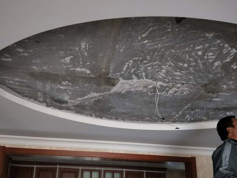 吊頂改造維修：吊頂施工的前期準(zhǔn)備工作尤為重要，包括測量和選材等步驟，在正式施工前，工人先要用水平管來測量墻面彈的墨線是否水平，只有保證了基礎(chǔ)線的確實水平，才不會讓后來安裝的吊頂產(chǎn)生傾斜或存在高低落差。石膏板吊頂需要固定在牢固的木質(zhì)龍骨框架上，因此之前對龍骨材料的仔細(xì)挑選就成為了必不可少的步驟，建議大家盡量選擇握釘力較好的松木材質(zhì)。因為龍骨是木質(zhì)的，因此必須注意防火，規(guī)范的做法是現(xiàn)在龍骨表面均勻涂刷防火涂料，等整根龍骨都見白了，再釘在墻上，這能保證其與墻壁接觸的地方也刷到防火涂料。