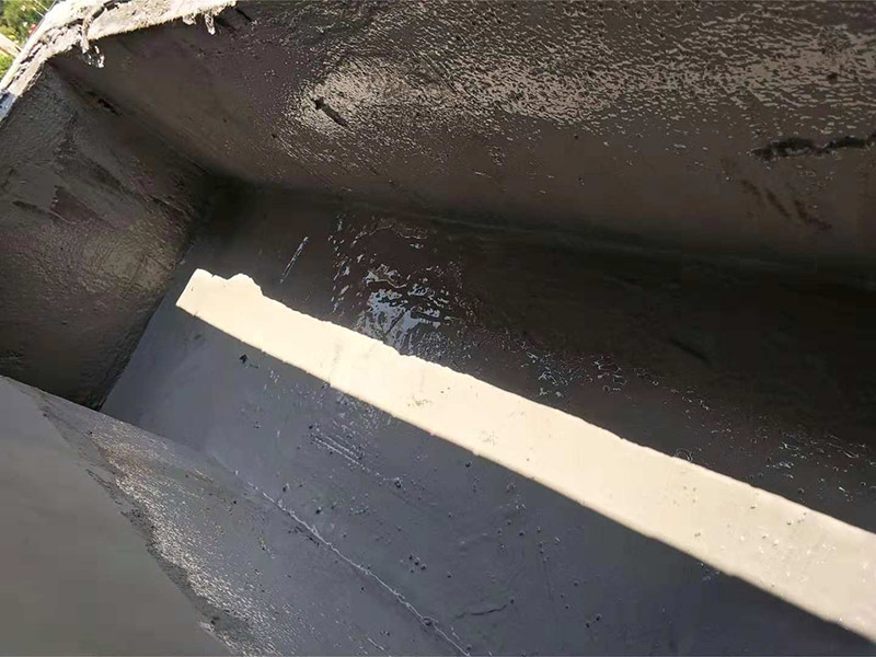 小露臺防水施工：1、選好防水涂料：涂料選好了，防水就成功了一大半。沒有優(yōu)良的性能和良好的保護(hù)措施，難以達(dá)到要求的耐久年限。所以應(yīng)選擇抗拉強(qiáng)度高、延伸率大、耐老化好的防水材料。 　　2.坡度設(shè)計(jì)：首先要確保地面有坡度，低的一邊為排水口。然后就是要確保陽臺和客廳或陽臺和起居室至少要有2～3公分的高度差。一般情況下要使客廳和陽臺有這樣的高度差其實(shí)是很有難度的，因?yàn)榻ㄖ旧砜赡芨叨炔钪挥?公分左右。建議用一塊大理石板來做裝飾，既實(shí)用又美觀。 　　3.在露臺地面要確保排水系統(tǒng)的順暢，特別是陽臺養(yǎng)有植物時(shí)要定期清理，防止排水時(shí)堵塞地漏，以防止積水滲透進(jìn)居室。