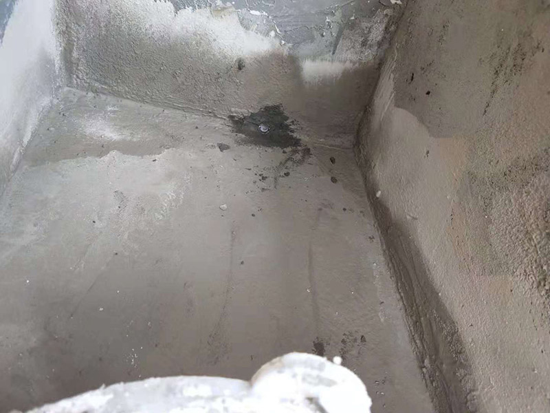 小露臺防水施工：1、選好防水涂料：涂料選好了，防水就成功了一大半。沒有優(yōu)良的性能和良好的保護(hù)措施，難以達(dá)到要求的耐久年限。所以應(yīng)選擇抗拉強(qiáng)度高、延伸率大、耐老化好的防水材料。 　　2.坡度設(shè)計(jì)：首先要確保地面有坡度，低的一邊為排水口。然后就是要確保陽臺和客廳或陽臺和起居室至少要有2～3公分的高度差。一般情況下要使客廳和陽臺有這樣的高度差其實(shí)是很有難度的，因?yàn)榻ㄖ旧砜赡芨叨炔钪挥?公分左右。建議用一塊大理石板來做裝飾，既實(shí)用又美觀。 　　3.在露臺地面要確保排水系統(tǒng)的順暢，特別是陽臺養(yǎng)有植物時(shí)要定期清理，防止排水時(shí)堵塞地漏，以防止積水滲透進(jìn)居室。