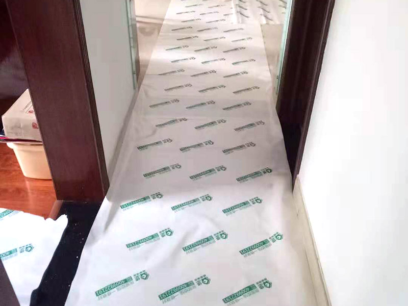 過道成品保護：各種裝修物料的進(jìn)場以及各種建筑裝修垃圾的清理，都會經(jīng)過入戶門，這些物品在搬運的過程中，難免會和入戶門發(fā)生磕碰，造成入戶門的磕碰劃傷，所以，第一個需要做好成品保護的地方就是入戶門。 在裝修開工前直到家具進(jìn)場期間，都需要對入戶門進(jìn)行保護！可以使用成品保護膜將門包裹。 地面瓷磚鋪貼完后，用成品保護膜覆蓋磚面，既可以防止裝修時的沙子磨傷地面，同時也能有效地防止油漆涂料等有色液體滴落磚面，造成地面污染。
