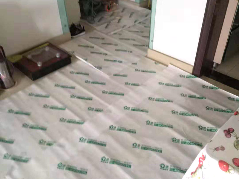 過道成品保護：各種裝修物料的進(jìn)場以及各種建筑裝修垃圾的清理，都會經(jīng)過入戶門，這些物品在搬運的過程中，難免會和入戶門發(fā)生磕碰，造成入戶門的磕碰劃傷，所以，第一個需要做好成品保護的地方就是入戶門。 在裝修開工前直到家具進(jìn)場期間，都需要對入戶門進(jìn)行保護！可以使用成品保護膜將門包裹。 地面瓷磚鋪貼完后，用成品保護膜覆蓋磚面，既可以防止裝修時的沙子磨傷地面，同時也能有效地防止油漆涂料等有色液體滴落磚面，造成地面污染。