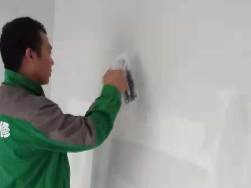 過道成品保護：各種裝修物料的進(jìn)場以及各種建筑裝修垃圾的清理，都會經(jīng)過入戶門，這些物品在搬運的過程中，難免會和入戶門發(fā)生磕碰，造成入戶門的磕碰劃傷，所以，第一個需要做好成品保護的地方就是入戶門。 在裝修開工前直到家具進(jìn)場期間，都需要對入戶門進(jìn)行保護！可以使用成品保護膜將門包裹。 地面瓷磚鋪貼完后，用成品保護膜覆蓋磚面，既可以防止裝修時的沙子磨傷地面，同時也能有效地防止油漆涂料等有色液體滴落磚面，造成地面污染。