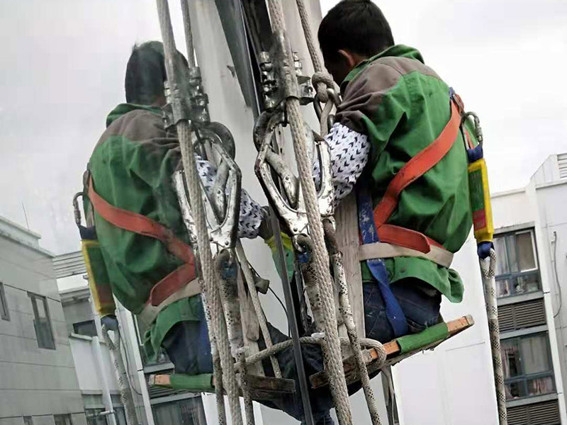 外墻窗戶(hù)打膠：在給斷橋鋁門(mén)窗打膠的時(shí)候，如果需要在室外才能打膠的話，必須在室外打膠，因?yàn)槿绻銖?qiáng)在室內(nèi)進(jìn)行打膠的話，顯然打出來(lái)的膠會(huì)不均勻，這樣就起不到防水的作用了。其次，在給斷橋鋁門(mén)窗打膠的時(shí)候，需要將斷橋鋁門(mén)窗邊上的膠帶給處理掉，不要粘在上面就進(jìn)行打膠防水了，這個(gè)也是比較重要的，否則時(shí)間久了之后，膠帶脫膠，防水效果就沒(méi)有了。之后，在給斷橋鋁門(mén)窗打膠的時(shí)候，盡可能的使用滿(mǎn)膠，然后用上另外一罐膠繼續(xù)打，這樣打不出來(lái)不美觀之外，還會(huì)出現(xiàn)氣泡，防水效果極差。接著，在給斷橋鋁門(mén)窗打膠之前，適當(dāng)?shù)男迯?fù)一下需要打膠的位置，尤其是有一些水泥等藏起來(lái)的物體，因?yàn)槟鞘菚?huì)影響打膠后的效果的，需要處理好再打膠，效果會(huì)好很多。最后，需要處理掉周?chē)嘤嗟哪z，如果出現(xiàn)明顯的氣孔的話，我們只能適當(dāng)補(bǔ)膠，需要用小的頭子來(lái)補(bǔ)膠。