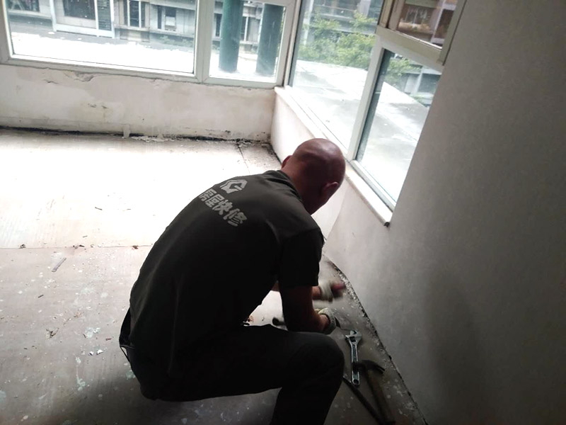 地板拆除維修：復(fù)合木地板拆除工藝比較簡(jiǎn)單，清除房間的家具后，使用平口螺絲刀將踢腳線撬開，再沿著踢腳線邊緣將墻角的地板撬開并拆除，這塊地板可能會(huì)破損，但是其他地板就可以完整拆除了，帶有鎖扣結(jié)構(gòu)的復(fù)合木地板要順應(yīng)地板的長邊抽出，這樣會(huì)比較輕松。拆除后的復(fù)合木地板沒有保留價(jià)值，一般都要清運(yùn)出場(chǎng)最后將鋪至地板下防潮氈揭開，底層可能會(huì)有潮濕，這時(shí)要開窗通風(fēng)，待地面完全工燥后再鋪設(shè)新地板。 實(shí)木地板的拆除工藝比較復(fù)雜，拆除踢腳線后仍從墻角邊緣開始，使用起釘錘將木地板撬起抽出，由于實(shí)木地板安裝在木龍骨上，撬起時(shí)會(huì)有一定的彈性，施工難度較大，但是不能使用切割機(jī)，因?yàn)榍懈顧C(jī)容易破壞地面和固定木龍骨的膨脹螺栓而產(chǎn)生火花。