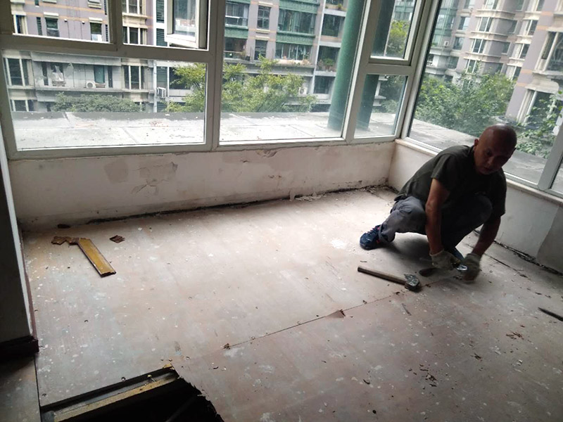 地板拆除維修：復(fù)合木地板拆除工藝比較簡(jiǎn)單，清除房間的家具后，使用平口螺絲刀將踢腳線撬開，再沿著踢腳線邊緣將墻角的地板撬開并拆除，這塊地板可能會(huì)破損，但是其他地板就可以完整拆除了，帶有鎖扣結(jié)構(gòu)的復(fù)合木地板要順應(yīng)地板的長邊抽出，這樣會(huì)比較輕松。拆除后的復(fù)合木地板沒有保留價(jià)值，一般都要清運(yùn)出場(chǎng)最后將鋪至地板下防潮氈揭開，底層可能會(huì)有潮濕，這時(shí)要開窗通風(fēng)，待地面完全工燥后再鋪設(shè)新地板。 實(shí)木地板的拆除工藝比較復(fù)雜，拆除踢腳線后仍從墻角邊緣開始，使用起釘錘將木地板撬起抽出，由于實(shí)木地板安裝在木龍骨上，撬起時(shí)會(huì)有一定的彈性，施工難度較大，但是不能使用切割機(jī)，因?yàn)榍懈顧C(jī)容易破壞地面和固定木龍骨的膨脹螺栓而產(chǎn)生火花。