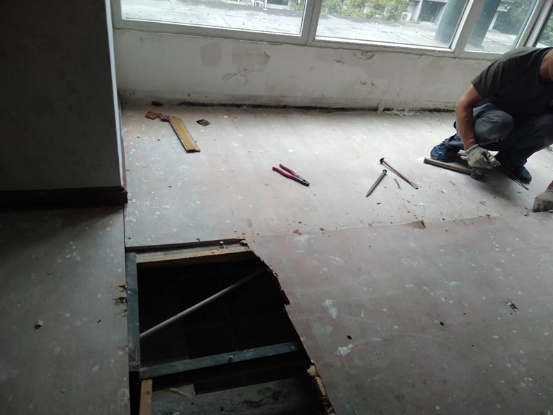 地板拆除維修：復(fù)合木地板拆除工藝比較簡(jiǎn)單，清除房間的家具后，使用平口螺絲刀將踢腳線撬開，再沿著踢腳線邊緣將墻角的地板撬開并拆除，這塊地板可能會(huì)破損，但是其他地板就可以完整拆除了，帶有鎖扣結(jié)構(gòu)的復(fù)合木地板要順應(yīng)地板的長邊抽出，這樣會(huì)比較輕松。拆除后的復(fù)合木地板沒有保留價(jià)值，一般都要清運(yùn)出場(chǎng)最后將鋪至地板下防潮氈揭開，底層可能會(huì)有潮濕，這時(shí)要開窗通風(fēng)，待地面完全工燥后再鋪設(shè)新地板。 實(shí)木地板的拆除工藝比較復(fù)雜，拆除踢腳線后仍從墻角邊緣開始，使用起釘錘將木地板撬起抽出，由于實(shí)木地板安裝在木龍骨上，撬起時(shí)會(huì)有一定的彈性，施工難度較大，但是不能使用切割機(jī)，因?yàn)榍懈顧C(jī)容易破壞地面和固定木龍骨的膨脹螺栓而產(chǎn)生火花。