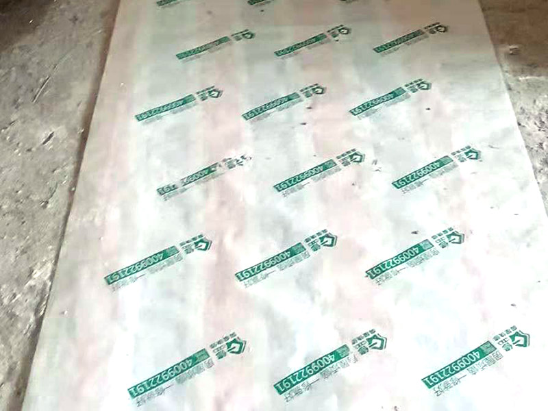 客廳地磚鋪貼：鋪貼的工具包括橡膠錘和粘結(jié)劑。在進(jìn)行施工之前先把所需要的這些材料都整理好放在一旁備用；基層的處理工作對瓷磚的平整度有很大的影響，對于基層要做好清潔工作，還有找平工作。放樣：在進(jìn)行瓷磚的鋪貼工作之前還事先找好垂直線，這樣可以在鋪貼的時(shí)候找到瓷磚的水平線，讓瓷磚鋪貼的更加的平整。粘結(jié)劑加水?dāng)嚢杈鶆?，靜置10分鐘之后就可以使用。將瓷磚表面的浮灰清除，再在瓷磚背面均勻的涂抹上粘結(jié)劑，按照預(yù)鋪的順序?qū)⒋纱u鋪貼在地面上，最后用橡膠錘輕輕拍打至服帖齊整。