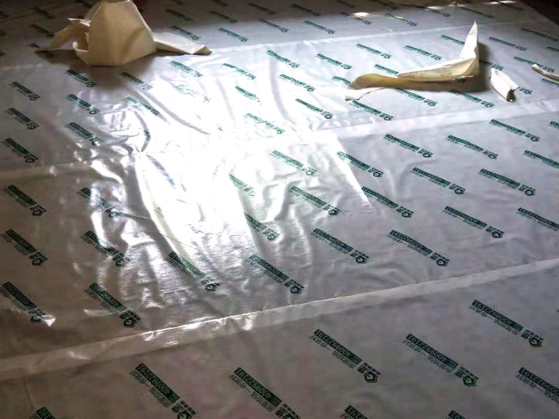 墻面起霉空鼓維修：確定空鼓的具體位置，用粉筆畫出切割線，切割線比空鼓部位寬出不少于100mm。切割線必須整潔規(guī)范，做成長方形或正方形。畫好切割線后用砂輪切割機(jī)切開，禁止未切割就直接打鑿。打鑿必須干凈，清理到基層。掛鋼絲網(wǎng)，噴霧器灑水濕潤。先在底面及四周刷801膠素水泥漿一遍，12小時內(nèi)進(jìn)行噴水養(yǎng)護(hù)不少于3天。分兩次用和原面層相同材料的1:2水泥砂漿填補(bǔ)并搓平。修補(bǔ)完后用噴霧器噴水養(yǎng)護(hù)不少于3天。