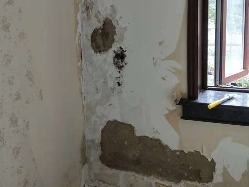 墻面起霉空鼓維修：確定空鼓的具體位置，用粉筆畫出切割線，切割線比空鼓部位寬出不少于100mm。切割線必須整潔規(guī)范，做成長方形或正方形。畫好切割線后用砂輪切割機(jī)切開，禁止未切割就直接打鑿。打鑿必須干凈，清理到基層。掛鋼絲網(wǎng)，噴霧器灑水濕潤。先在底面及四周刷801膠素水泥漿一遍，12小時內(nèi)進(jìn)行噴水養(yǎng)護(hù)不少于3天。分兩次用和原面層相同材料的1:2水泥砂漿填補(bǔ)并搓平。修補(bǔ)完后用噴霧器噴水養(yǎng)護(hù)不少于3天。