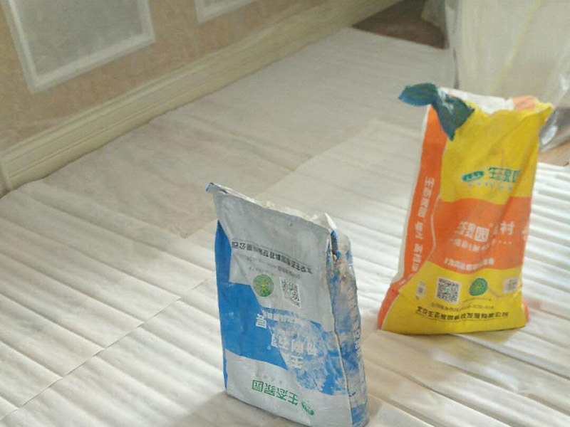 客廳天花板維修：導(dǎo)致掉皮的原因其實(shí)也并不少，要根據(jù)原因入手去弄哦，這樣才更有效！施工溫度的原因，乳膠漆施工溫度低，未能形成連續(xù)的涂膜而龜裂，遇水即會(huì)脫落;基層疏松，有油污等污物，涂膜與基層粘附不好，造成剝落；基層批刮膩?zhàn)訌?qiáng)度低，膩?zhàn)訉游锤赏讣赐克⑷槟z漆；基層過于平滑，以造成涂膜附著力不好。剝落防范:施工前先觀察一下，清理好基層。原來的乳膠漆最好鏟掉，重新批一下墻面，再上新乳膠漆。直接滾上去覆蓋的話時(shí)間不長(zhǎng)很容易脫落。墻面時(shí)間長(zhǎng)也會(huì)起鼓、掉皮的，你就是買高品質(zhì)的抗堿底漆、封閉底漆先刷幾遍再做基層處理和乳膠漆。