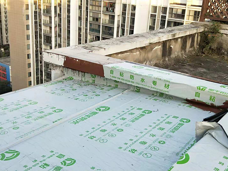 屋頂防水案例：1．在干燥基面上施工防水涂料前應(yīng)先濕潤基面至無明水為準(zhǔn)，若基面潮濕但無明水可直接施工。 2．按配比先將防水漿料乳液倒入拌料桶中，然后再將粉料倒入，充分?jǐn)嚢柚辆鶆?、無料粒糊狀，靜置十分鐘后再攪拌一下，效果更佳。 3．用毛刷或滾刷直接將膠漿涂刷在基面上，待第一層完全干透后（約2小時(shí)或手擦不粘為準(zhǔn)），再涂刷第二遍，兩遍的涂刷方向應(yīng)交錯(cuò)。 4．在操作進(jìn)程中應(yīng)保持間斷性攪拌以防止膠漿沉淀。 5．待防水層完全干固后，方可在其上面做砂漿保護(hù)層或其它覆蓋層。