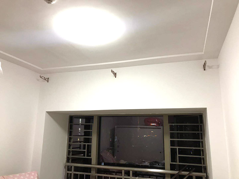 窗簾桿安裝：首先羅馬窗簾桿長(zhǎng)度超過2.5米，需要三個(gè)安裝碼。其次中間的安裝碼為于窗戶或墻壁中心，兩端安裝碼需等距離窗戶邊緣至少5-10cm，窗簾桿需離窗戶頂端15-20cm。然后打孔深度為3.5-5cm，不能跑眼，歪斜。接著安裝碼用自攻螺絲堅(jiān)固，吊環(huán)套入桿內(nèi)，吊環(huán)一分為二，兩端各留一個(gè)吊環(huán)，將羅馬窗簾桿壓入開口安裝碼內(nèi)。之后進(jìn)行調(diào)整，使兩端裝飾頭離開墻壁距離一致。最后將窗簾穿好掛鉤，把掛鉤的另一端掛入吊環(huán)的孔內(nèi)，左右開合窗簾，檢查滑動(dòng)是否靈活、兩副窗簾是否等高，否則需進(jìn)行微調(diào)。