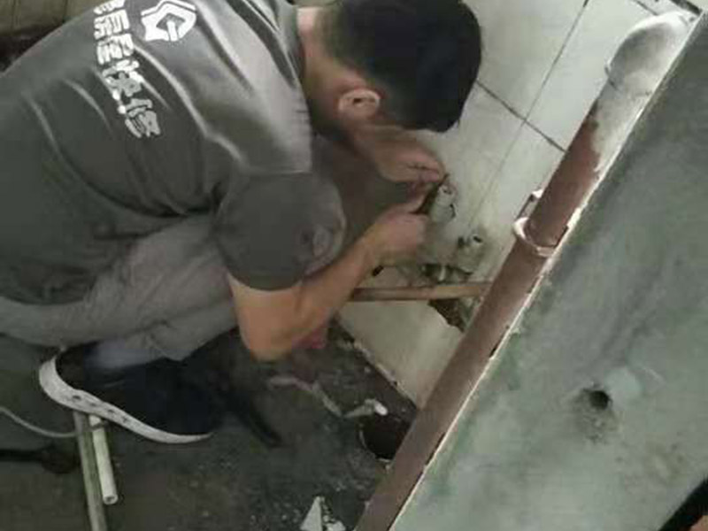 房屋管道改造：1、粘膠問題 下水道改造過程中需要用黏膠對管道和下水口進(jìn)行粘結(jié)，在粘結(jié)的時候一定不要馬虎了事，仔細(xì)的涂刷，不要留下雜質(zhì)，在管道的內(nèi)外部分都應(yīng)該涂上黏膠，這樣才可以在日后的使用中不出現(xiàn)漏水的情況。 2、高低傾斜度 高低傾斜度關(guān)系到下水道的出水是否能順暢，一般要下水管道低于進(jìn)水口，注意在進(jìn)行下水管道的改造中不要去改變原有的下水位置和高度，不然可能會造成衛(wèi)生間積水。 3、管道處理 下水管道的長度不應(yīng)該太多長，因為會容易引發(fā)堵塞，在日后的使用中如果出現(xiàn)問題維修起來也比較麻煩。