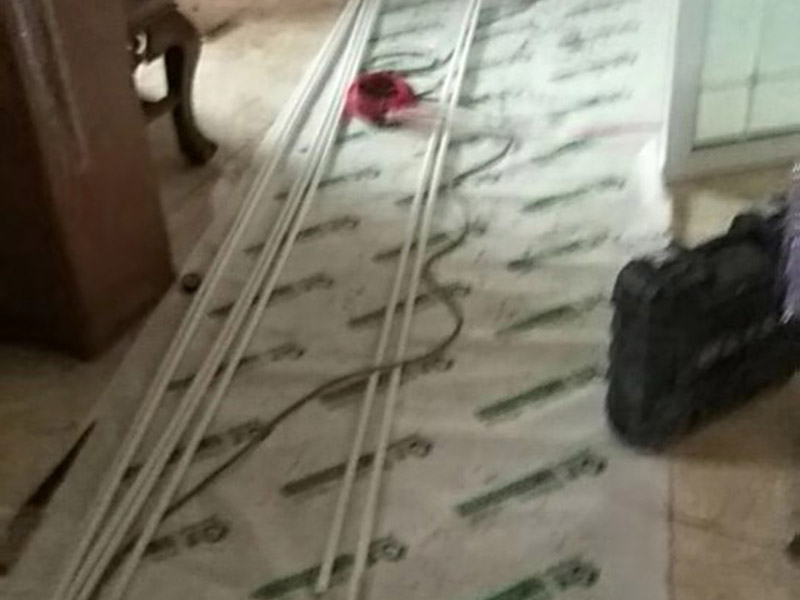 房屋管道改造：1、粘膠問題 下水道改造過程中需要用黏膠對管道和下水口進(jìn)行粘結(jié)，在粘結(jié)的時候一定不要馬虎了事，仔細(xì)的涂刷，不要留下雜質(zhì)，在管道的內(nèi)外部分都應(yīng)該涂上黏膠，這樣才可以在日后的使用中不出現(xiàn)漏水的情況。 2、高低傾斜度 高低傾斜度關(guān)系到下水道的出水是否能順暢，一般要下水管道低于進(jìn)水口，注意在進(jìn)行下水管道的改造中不要去改變原有的下水位置和高度，不然可能會造成衛(wèi)生間積水。 3、管道處理 下水管道的長度不應(yīng)該太多長，因為會容易引發(fā)堵塞，在日后的使用中如果出現(xiàn)問題維修起來也比較麻煩。