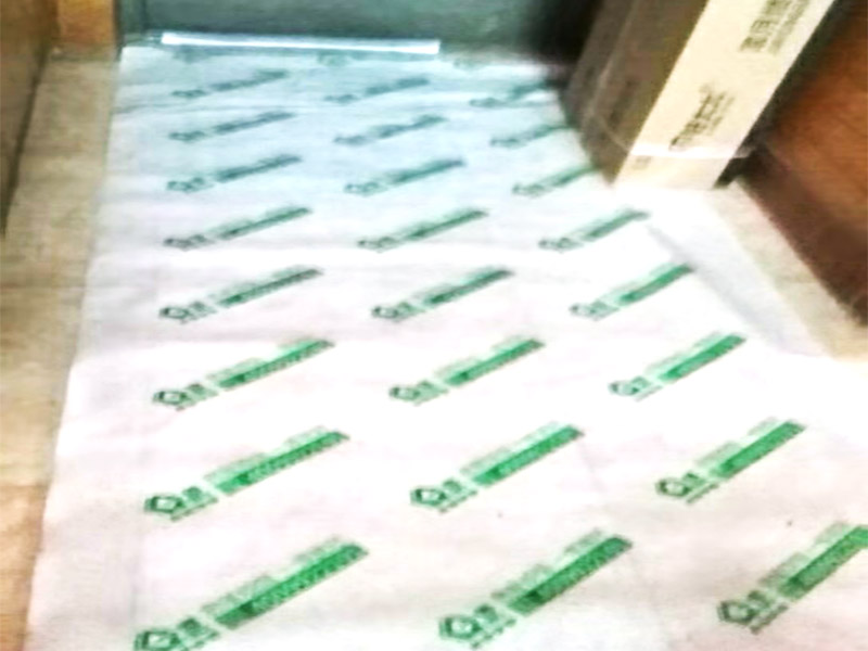 房屋管道改造：1、粘膠問題 下水道改造過程中需要用黏膠對管道和下水口進(jìn)行粘結(jié)，在粘結(jié)的時候一定不要馬虎了事，仔細(xì)的涂刷，不要留下雜質(zhì)，在管道的內(nèi)外部分都應(yīng)該涂上黏膠，這樣才可以在日后的使用中不出現(xiàn)漏水的情況。 2、高低傾斜度 高低傾斜度關(guān)系到下水道的出水是否能順暢，一般要下水管道低于進(jìn)水口，注意在進(jìn)行下水管道的改造中不要去改變原有的下水位置和高度，不然可能會造成衛(wèi)生間積水。 3、管道處理 下水管道的長度不應(yīng)該太多長，因為會容易引發(fā)堵塞，在日后的使用中如果出現(xiàn)問題維修起來也比較麻煩。