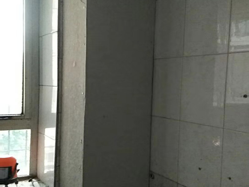 水泥板包水管：用水泥磚砌起來(lái)。有的地方用紅磚，這個(gè)是瓦工的工作，就是貼磚的師傅壘起來(lái)的，先用水泥磚把管子包起來(lái)，然后在水泥磚上貼瓷磚，可以做到和墻面瓷磚一體的效果，可以完美的把管子包裹起來(lái)，可以先把管子用隔音棉包裹，也可以在管子和灰磚縫隙處用發(fā)泡膠填充起到隔音的作用，堅(jiān)固耐用，缺點(diǎn)就是灰磚較厚，貼上墻磚后，會(huì)比原來(lái)厚很多，比較臃腫，會(huì)占用一部分空間。 用水泥板包裹，就是用成品的直角水泥板包裹，在外面貼墻磚，和墻面一提，好處是比磚砌的薄，占空間小，但是水泥板需要龍骨固定，木龍骨和輕鋼龍骨易腐蝕變形，后期墻磚易開裂，檢修口不好留。 木龍骨封石膏板，這是木工活，這種方法基本上不用了，就是用木龍骨打框架，用自攻絲封石膏板。就和做石膏板吊頂一樣的工藝，但石膏板遇水汽容易解體，不安全，防水石膏板也是石膏板。