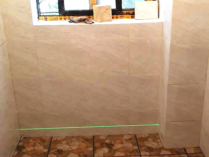 衛(wèi)生間瓷磚鋪貼：基層處理：首先應除去基層表面的污垢，油漬，浮灰;除去基層上所有涂料層，膩子層;如果基層未能達到平整度要求，需對基層進行預先的找平處理。  放樣：鋪貼瓷磚前需事先找好垂直線，以此為基準鋪貼的瓷磚高低均勻、垂直美觀;此外，施工前在墻體四周需彈出標高控制線，在地面彈出十字線，以控制地磚分隔尺寸。  預鋪：首先應對瓷磚的色彩、紋理、表面平整等進行嚴格的挑選，然后按照圖紙要求預鋪。 調制粘結劑：加水后將粘結劑漿料攪拌至潤滑均勻，無明顯塊狀或糊狀結塊，攪拌后的漿料靜置5-10分鐘后再稍加攪拌1-2分鐘即可使用。在開始鋪貼施工前，需要先清理瓷磚表面的浮灰，污垢等。  抹漿料：將調制好的漿料均勻地抹在瓷磚背面，要求漿料飽滿。將瓷磚平整地鋪貼在基層上，使用橡膠錘將瓷磚拍實鋪平。施工過程中，可小幅度轉動瓷磚，使?jié){料與瓷磚背面充分接觸。 瓷磚鋪貼結束后24小時，可進行嵌縫施工。將調制好的嵌縫劑均勻地涂在磚與磚的縫隙內(nèi)。嵌縫后用浸濕的織物清理多余的嵌縫劑，保持瓷磚表面清潔。