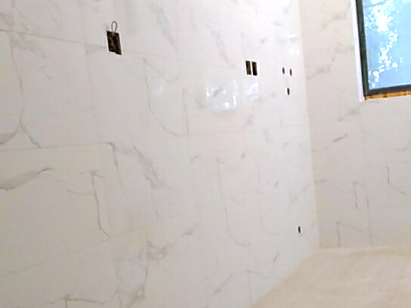 衛(wèi)生間裝修：水電改造：衛(wèi)生間裝修會(huì)設(shè)計(jì)到浴霸采暖，燈的線路走線，水管的入墻等處理，在衛(wèi)生間裝修過(guò)程中可細(xì)致規(guī)劃一下。 防水處理：因?yàn)樗谛l(wèi)生間處處可見(jiàn)，所以衛(wèi)生間裝修防水上需做好功夫，防止因?yàn)闈B水問(wèn)題給樓下鄰居和自己制造麻煩，因而在防水后需要做閉水實(shí)驗(yàn)，以確保防水的效果。 貼瓷磚：為了美觀衛(wèi)生間裝修一般都帖墻磚和地磚，在選購(gòu)墻磚時(shí)需要注意耐水性，以及釉面質(zhì)量，墻磚在一定程度上也起到防水效果;地磚顏色建議深色系，耐污染，并保證磚的質(zhì)量。 衛(wèi)生間管道隔音：衛(wèi)生間裝修下水管道需要做相應(yīng)的隔音處理，需要根據(jù)實(shí)際情況而定，一般衛(wèi)生間如果是塑料材質(zhì)的下水粗管道就需要做相應(yīng)的處理，以防止噪音煩惱。 衛(wèi)生間吊頂：為了美觀，衛(wèi)生間裝修一般都需要做吊頂處理，材質(zhì)一般選擇鋁扣板，就耐用，又防水，并且可以采用分模塊的方式合理的設(shè)置采光、換氣、浴霸等的位置。