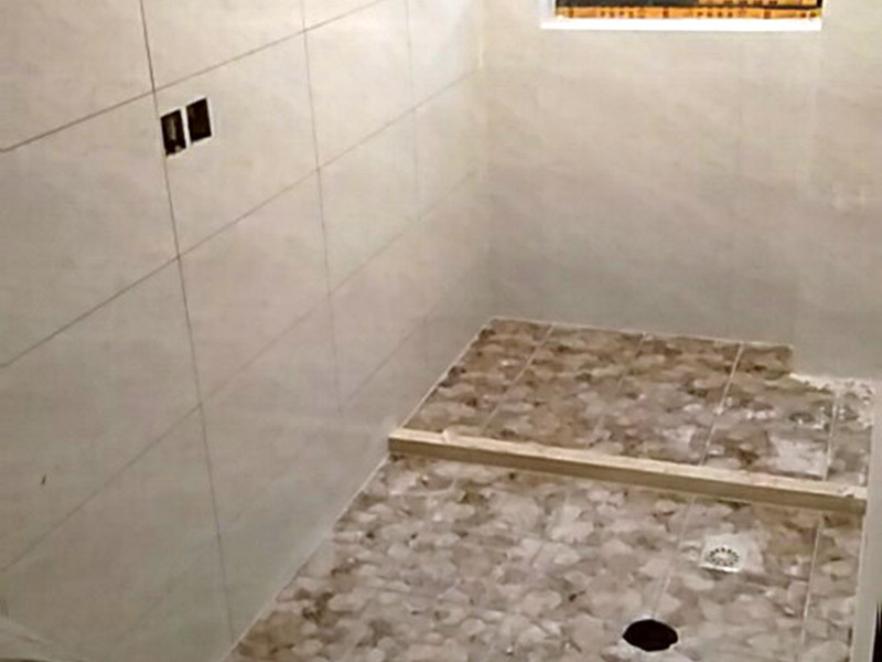 衛(wèi)生間裝修：水電改造：衛(wèi)生間裝修會(huì)設(shè)計(jì)到浴霸采暖，燈的線路走線，水管的入墻等處理，在衛(wèi)生間裝修過(guò)程中可細(xì)致規(guī)劃一下。 防水處理：因?yàn)樗谛l(wèi)生間處處可見(jiàn)，所以衛(wèi)生間裝修防水上需做好功夫，防止因?yàn)闈B水問(wèn)題給樓下鄰居和自己制造麻煩，因而在防水后需要做閉水實(shí)驗(yàn)，以確保防水的效果。 貼瓷磚：為了美觀衛(wèi)生間裝修一般都帖墻磚和地磚，在選購(gòu)墻磚時(shí)需要注意耐水性，以及釉面質(zhì)量，墻磚在一定程度上也起到防水效果;地磚顏色建議深色系，耐污染，并保證磚的質(zhì)量。 衛(wèi)生間管道隔音：衛(wèi)生間裝修下水管道需要做相應(yīng)的隔音處理，需要根據(jù)實(shí)際情況而定，一般衛(wèi)生間如果是塑料材質(zhì)的下水粗管道就需要做相應(yīng)的處理，以防止噪音煩惱。 衛(wèi)生間吊頂：為了美觀，衛(wèi)生間裝修一般都需要做吊頂處理，材質(zhì)一般選擇鋁扣板，就耐用，又防水，并且可以采用分模塊的方式合理的設(shè)置采光、換氣、浴霸等的位置。