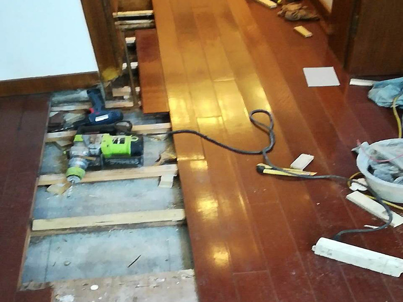 地板拆除改造：把整個(gè)房間騰出來(lái)，這樣也更好的尋找木地板的縫隙源頭，沒(méi)有東西擋著，空曠也利用木地板的拆除。拆除的工作要先從踢腳線開(kāi)始，就算是發(fā)現(xiàn)木地板中間有縫隙，或者有損壞的地方，感覺(jué)可以下手拆除，實(shí)際操作時(shí)，還是從踢腳線要好拆些。 卡子固定的踢腳線，直接用工具把卡子撬松，卡子脫落后，就可以沿著踢腳線開(kāi)始拆了。 如果是打了膠的踢腳線，先用刀片把膠水刮掉，但是這樣容易傷到地板，一不小心還會(huì)傷到自己。不建議自己動(dòng)手拆除打膠的踢腳線。