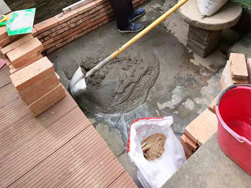 陽(yáng)臺(tái)花壇裝修：首先、處理好要露臺(tái)基面。把基面處理成堅(jiān)固、平整、干凈，無(wú)灰塵、油膩、蠟等以及其它碎屑物質(zhì)；基面有孔隙、裂縫、不平等缺陷的，須預(yù)先用水泥砂漿修補(bǔ)抹平，確?；娉浞譂駶?rùn)，但無(wú)明水； 第二、選擇適合家裝的防水材料。防水材料建議選擇柔嫩型的聚合物水泥基防水涂/漿料，即市場(chǎng)上名稱(chēng)為：柔韌型、JS防水涂/漿料，這類(lèi)產(chǎn)品是水性涂料、無(wú)毒無(wú)害無(wú)污染、施工簡(jiǎn)單快捷、和水泥基材粘接緊密、使用壽命長(zhǎng)、防水效果強(qiáng)、價(jià)格適中等顯著特點(diǎn)。選用質(zhì)量佳口碑好的品牌，如：雷邦仕防水漿料、德高防水涂料等。 第三 、注意防水要施工到位。做好坡度3&deg;的排水坡；柔韌型的防水涂料前后兩次呈&ldquo;十&rdquo;字涂刷兩遍，總厚度不超過(guò)2㎜； 第四 、做好保護(hù)層。在做好的防水層上做水泥砂漿保護(hù)層或粘貼瓷磚。