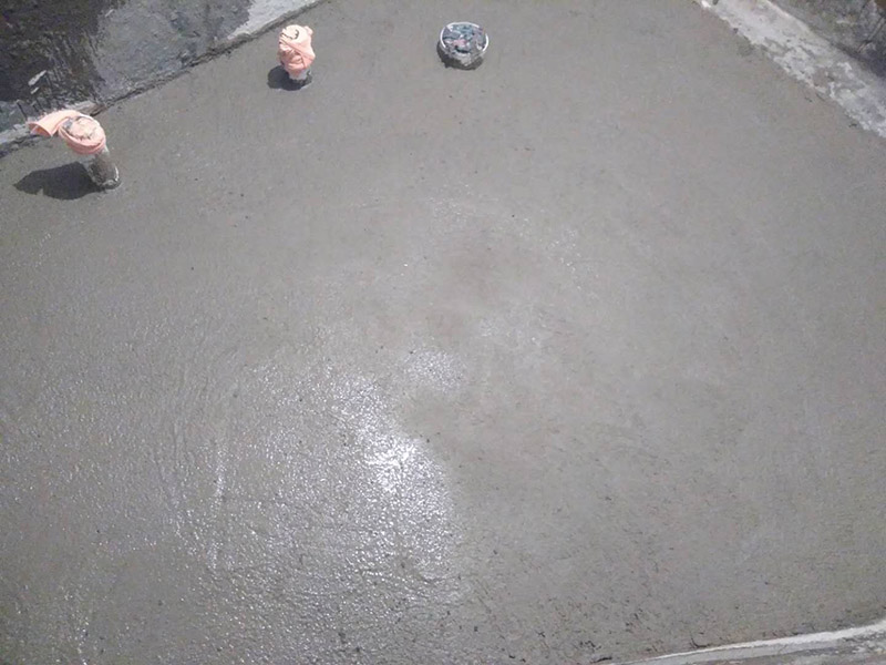 廁所地面回填找平：基底清理&rarr;檢驗(yàn)土質(zhì)&rarr;白灰、素土過篩&rarr;拌制灰土&rarr;分層回填&rarr;分層夯實(shí)&rarr;檢驗(yàn)密實(shí)度&rarr;修整找平驗(yàn)收。 水泥砂漿找平優(yōu)勢(shì)：適合各種地面、各種地板鋪設(shè)前的地面找平。缺點(diǎn)：找平厚度太厚在25～35mm，如果水泥砂漿配比不對(duì)會(huì)使面層粉化起砂，起灰及裂紋。 石膏找平優(yōu)勢(shì)：可用于局部找平，不增高地面，找平厚度大概在5～20mm左右，對(duì)房間高度幾乎沒有影響，干燥速度快，價(jià)格相對(duì)便宜，施工方便。缺點(diǎn)：只可用于小范圍內(nèi)的找平使用。 自流平找平優(yōu)勢(shì)：不離析(水泥灰漿中的各種成分在整個(gè)施工過程中和水合反應(yīng)后不分離)，不起砂，不起塵，不裂紋;收縮率低，通常在千分之0.3～0.4，水合反應(yīng)后，表面不出現(xiàn)裂紋，普通水泥的收縮率大，容易出現(xiàn)裂紋。