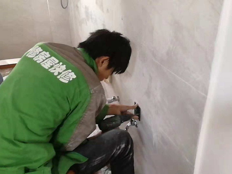 開關(guān)插座安裝：在安裝插座之前需要做的是打掃安裝位置的衛(wèi)生，將灰塵和雜物都清除干凈。并用抹布把盒內(nèi)殘存灰塵擦凈。將盒內(nèi)甩出的導(dǎo)線留出一段將來要維修的長(zhǎng)度，然后把線削出一些線芯，注意削線芯時(shí)不要碰傷線芯。先將底盒子內(nèi)留出的導(dǎo)線由塑料臺(tái)的出線孔中穿出來，再把塑料臺(tái)緊緊貼在墻面中，在用螺絲把它固定在底盒子上。固定好后，將導(dǎo)線按剛剛打開盒時(shí)的接線方式，把各自的位置從開關(guān)插座的線孔中穿出來，并把導(dǎo)線壓緊壓牢。