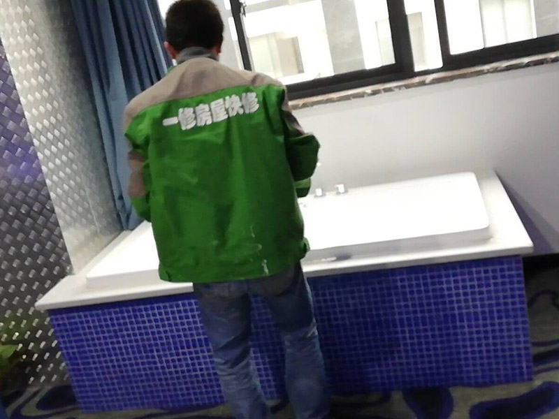 浴缸安裝維修：1、做好管道后，補(bǔ)好開槽部位做防水，24小時(shí)蓄水試驗(yàn)確保無滲漏。 2、按正常程序鋪磚，做完。 3、安裝浴缸：用泡沫磚墊好浴缸。浴缸高度一般在600mm以內(nèi)。接好上下水，保持通暢。然后用泡沫磚砌好墻抹灰。注意在下水管相應(yīng)位置留好檢修孔，250x300mm左右。 4、臺(tái)子上用什么材料，可以用同式樣的墻磚，馬賽克，人造石，大理石，不銹鋼等都可以，具體看你所喜歡的風(fēng)格。