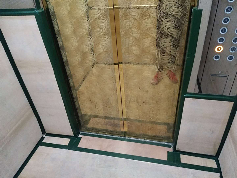 過道保護(hù)裝修：1、入戶門扇進(jìn)行包裹保護(hù)，用透明膠帶將保護(hù)膜粘貼牢固平整。2、過道整鋪保護(hù)膜，這樣就不會造成在運輸材料過程中造成過道瓷磚的損壞。3、過道電梯、墻壁要保護(hù)膜包裹，用透明膠帶粘貼，防止碰撞造成墻壁的擦掛。 窗戶玻璃保護(hù)規(guī)范為：只保護(hù)玻璃部分，使用膩子膠水粘實。