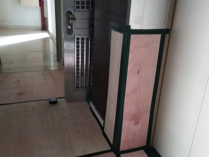 過道保護(hù)裝修：1、入戶門扇進(jìn)行包裹保護(hù)，用透明膠帶將保護(hù)膜粘貼牢固平整。2、過道整鋪保護(hù)膜，這樣就不會造成在運輸材料過程中造成過道瓷磚的損壞。3、過道電梯、墻壁要保護(hù)膜包裹，用透明膠帶粘貼，防止碰撞造成墻壁的擦掛。 窗戶玻璃保護(hù)規(guī)范為：只保護(hù)玻璃部分，使用膩子膠水粘實。