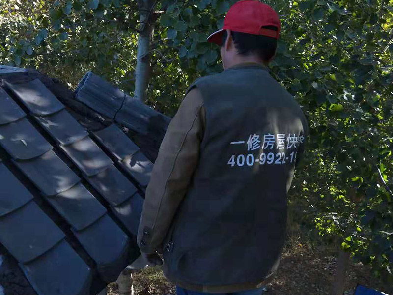 屋頂裝飾瓦安裝：做仿古瓦屋脊一般有三種方法：第一、像作平瓦屋脊一樣，將瓦一片一片地從一個(gè)山頭鋪筑到另一個(gè)山頭;第二、將瓦片斜成一定的角度并擠緊，有山頭向中間筑脊;第三、先在兩山頭各平放一疊瓦封頭。具體做脊時(shí)，一般先在靠近屋脊兩邊的坡屋面上先鋪筑5-6張仰瓦作為分垅的標(biāo)準(zhǔn)，屋脊筑完成后用混合砂漿或紙筋灰將屋脊背及瓦垅的縫堵塞密實(shí)、壓緊抹光。