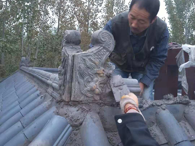 屋頂裝飾瓦安裝：做仿古瓦屋脊一般有三種方法：第一、像作平瓦屋脊一樣，將瓦一片一片地從一個(gè)山頭鋪筑到另一個(gè)山頭;第二、將瓦片斜成一定的角度并擠緊，有山頭向中間筑脊;第三、先在兩山頭各平放一疊瓦封頭。具體做脊時(shí)，一般先在靠近屋脊兩邊的坡屋面上先鋪筑5-6張仰瓦作為分垅的標(biāo)準(zhǔn)，屋脊筑完成后用混合砂漿或紙筋灰將屋脊背及瓦垅的縫堵塞密實(shí)、壓緊抹光。
