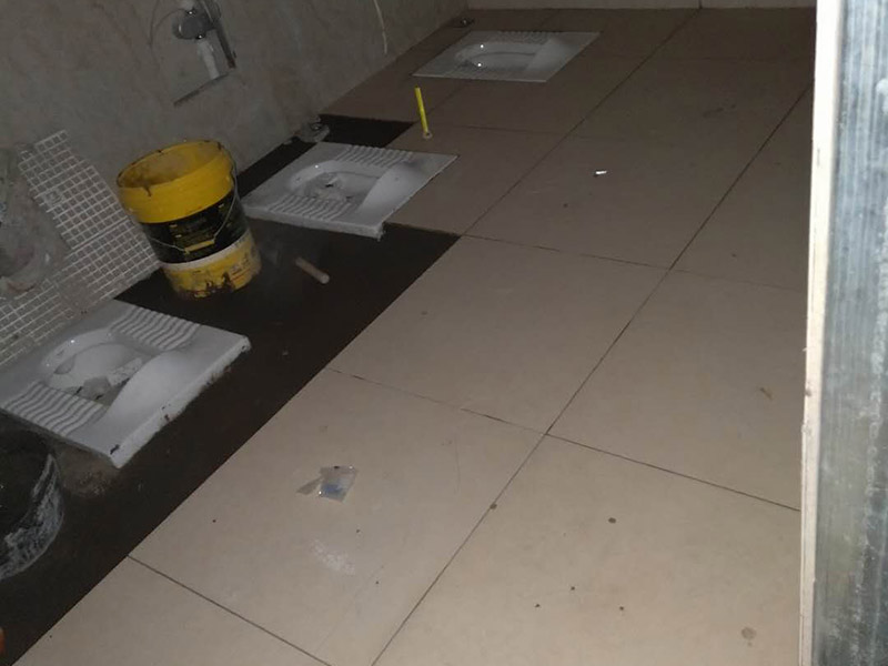 公廁施工裝修：衛(wèi)生間裝修的第一個(gè)步驟就是水電改造，水電改造直接影響到入住后衛(wèi)生間的使用效果，所以，這個(gè)步驟非常重要。首先，大家需要確定與水電相關(guān)的所有設(shè)備的尺寸大小、擺放位置和安裝方式；水電改造完成之后，就到了防水處理的步驟。衛(wèi)生間防水處理不僅要處理好地面的防水工作，還不能忽視了墻面的防水工作，衛(wèi)生間內(nèi)使用的所有開關(guān)插座都要裝上防水蓋，做好每個(gè)細(xì)節(jié)的防水處理，這要也能為日后省去不少麻煩。瓷磚是衛(wèi)生間地面常用的裝修材料，具有不錯(cuò)的裝飾作用，而且我們可以使用一跌防水性能不錯(cuò)的瓷磚，這要也能好的保護(hù)到衛(wèi)生間內(nèi)的地面和墻體。衛(wèi)生間地面的瓷磚不僅要考慮到防水性，也要考慮到防滑性，大家最好選表面有凹凸紋路的瓷磚，這種瓷磚不僅防水還防滑。在選擇衛(wèi)生間吊頂材料的時(shí)候，一定要注意材料的防水性，因?yàn)槲覀冊(cè)阢逶∵^程中會(huì)產(chǎn)生水汽，水汽蒸發(fā)到吊頂上，如果使用的吊頂材料不具備防水的性能，時(shí)間內(nèi)長了就會(huì)出現(xiàn)霉變、變形等情況。